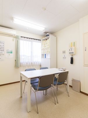 多目的室のテーブルと椅子