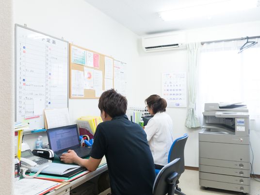スタッフが作業するオフィス