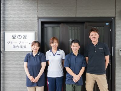 スタッフと看板の前