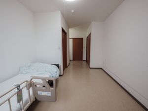 椅子と寝具のある部屋