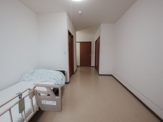 椅子と寝具のある部屋
