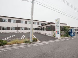 駐車場のある施設外観