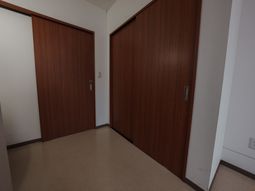 扉がある落ち着いた空間