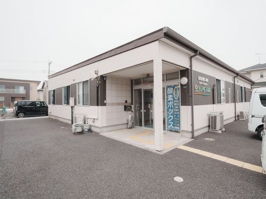 広い敷地の建物外観