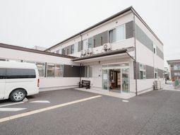広いエントランス付き建物