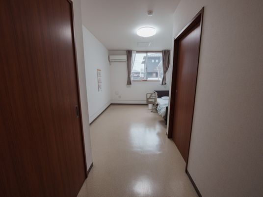 窓際の居室  