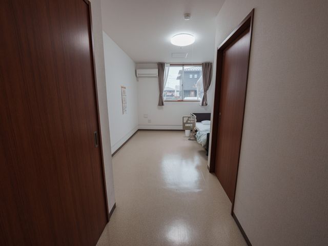 窓際の居室  