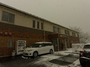 雪に覆われた建物外観