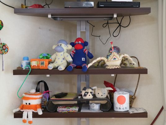 手作りの品々が並ぶ棚