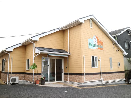 黄色い外壁の建物エントランス