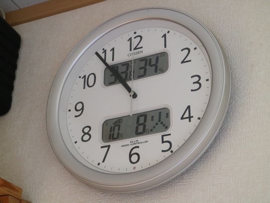 壁掛け時計と湿度表示