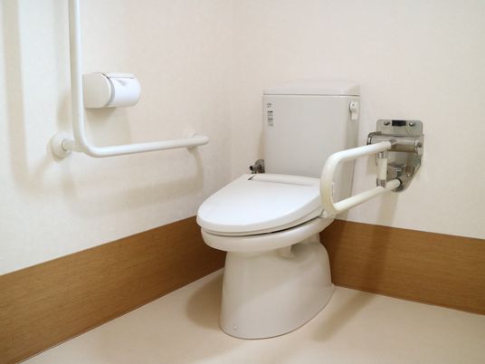 手すり付きの快適トイレ