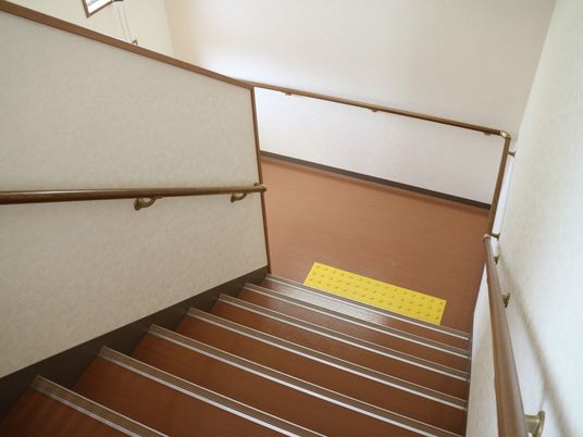 安全な手すり付き階段