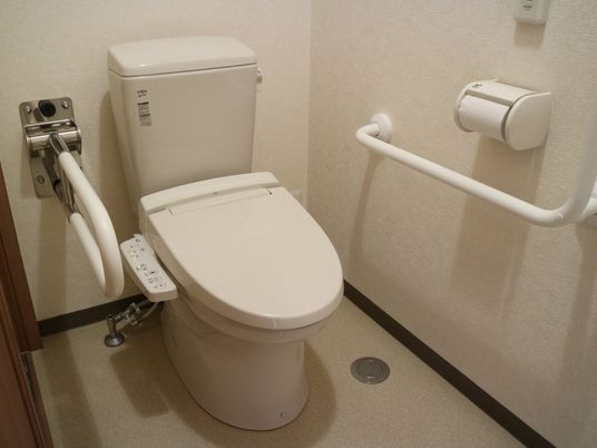 バリアフリー設計のトイレ