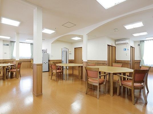 広々とした明るい食堂