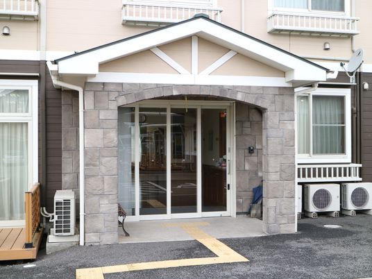 清潔な施設のエントランス