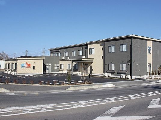新築そうな外観の施設