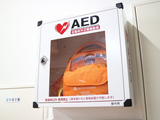 AED収納ケースと掲示