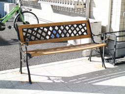 ベンチと自転車のあるエントランス