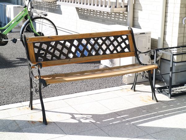 ベンチと自転車のあるエントランス