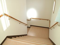 明るい階段の手すり