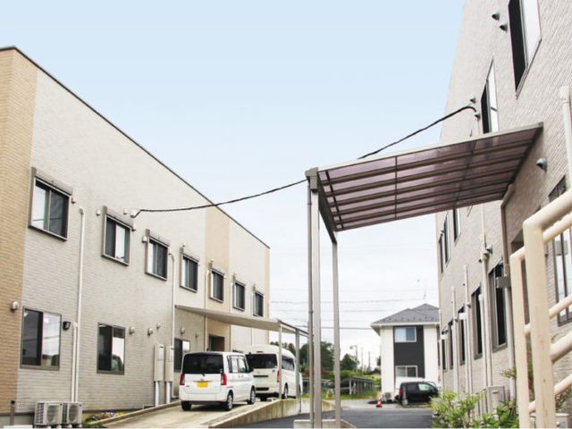 施設の外観 外観 明るい屋根付きの入口は、様々な天候に対応した造りです。快適に通勤が可能です。