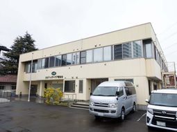 落ち着いた外観の建物