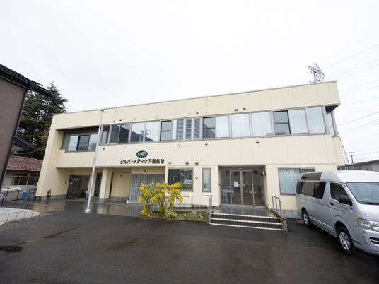 白い外壁の建物