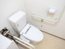 手すり付きのトイレ
