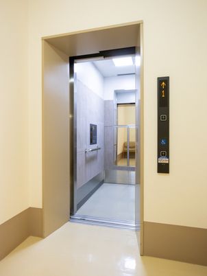 広々としたエレベーター