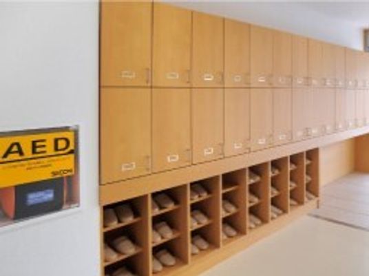 玄関の靴箱とAED