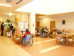 働くスタッフと入居者の交流