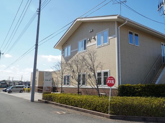 明るい外観の建物