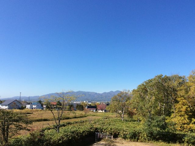 明るい清潔な浴室 周辺環境2 広々とした安全な設計の浴室です。ゆったりとしたバスタイムをサポートする設備が整っています。