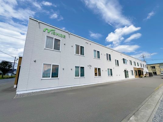 明るい外観の建物