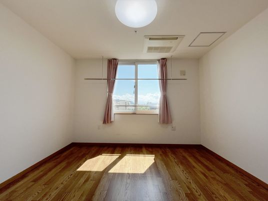 大きな窓から光が差し込む居室