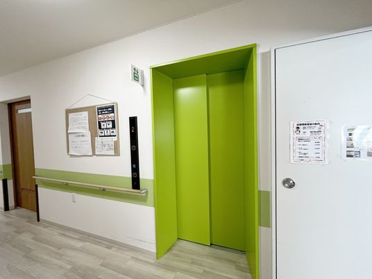 清潔な廊下のエレベーター