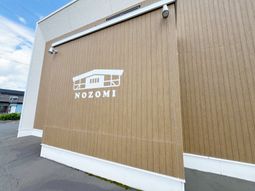 建物の木調の看板