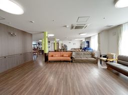 明るい広間のラウンジ