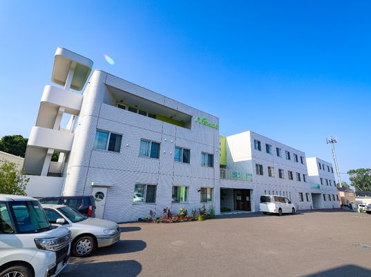 白い建物の外観