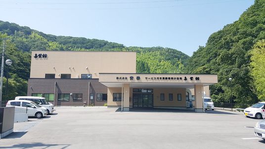 広々とした外観