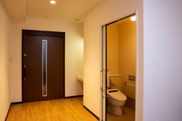 居室の扉とトイレ