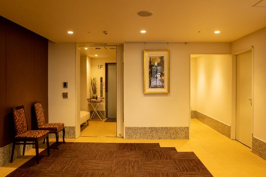 快適な施設の廊下