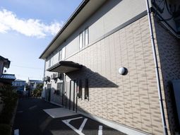落ち着いた色合いの外観