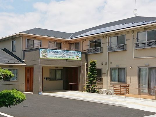明るい外観の施設