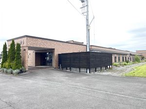 平屋造りの建物外観