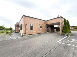 レンガ調の建物の外観