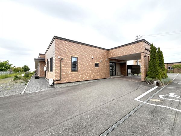 レンガ調の建物の外観