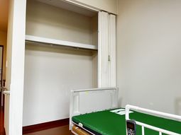 ベッドとクローゼット