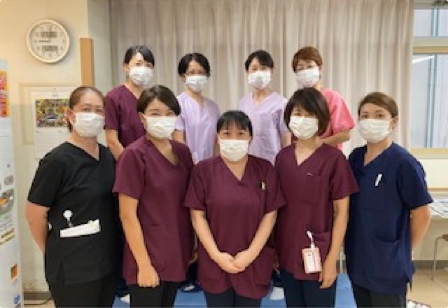 スタッフ集合の様子 スタッフイメージ 笑顔で集合したスタッフたちで職場の一体感が感じられます。和やかな雰囲気の中で仕事ができます。